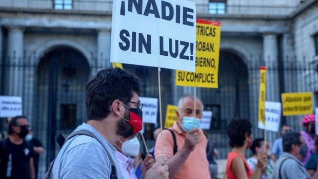 ep archivo   varias personas se concentran frente al ministerio para la transicion ecologica contra