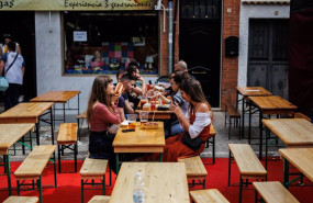 ep archivo   varios jovenes beben cerveza y comen algo en la terraza de un bar durante la feria