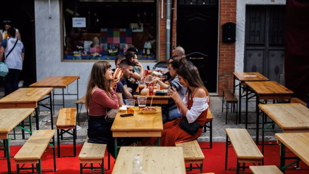 ep archivo   varios jovenes beben cerveza y comen algo en la terraza de un bar durante la feria