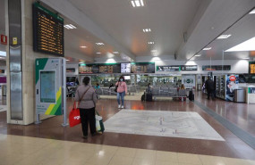 ep archivo   varios viajeros esperan sentados en bancos la salida de su tren en madrid espana