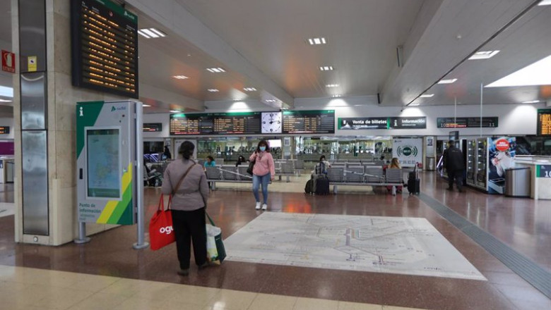 ep archivo   varios viajeros esperan sentados en bancos la salida de su tren en madrid espana