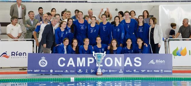 El CN Sabadell posa con su título de la Supercopa | SUPORT FILMS ep cn sabadell posasu titulola supercopa
