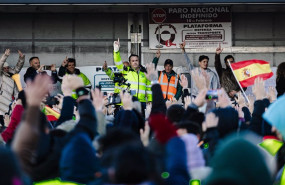 ep decenas de agricultores y ganaderos votan a mano alzada durante una reunion nacional de la