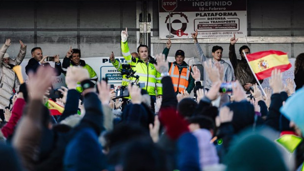 ep decenas de agricultores y ganaderos votan a mano alzada durante una reunion nacional de la