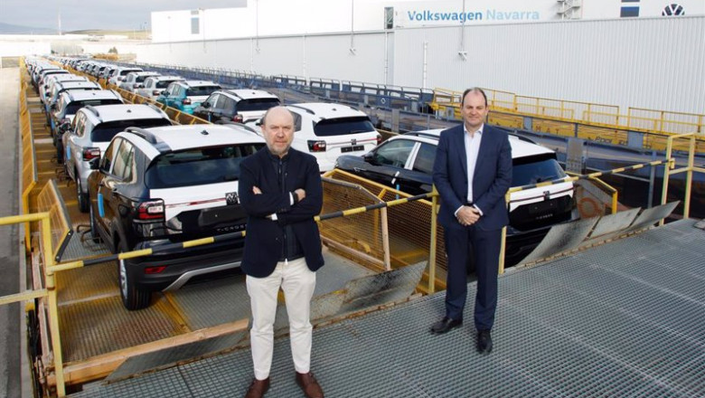 Pablo Mendivil Landa, gerente de Programación y Control de la Producción/Distribución de Volkswagen Navarra, y Alfonso Eslava Recalde, director de Logística de Volkswagen Navarra. | VOLKSWAGEN NAVARRA ep distribucion de volkswagen navarra y alfonso eslava recalde director de logistica de volkswagen