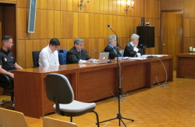 ep el acusado de matar a su ex pareja en canteras cartagena con cabeza baja y ojos cerrados mientras