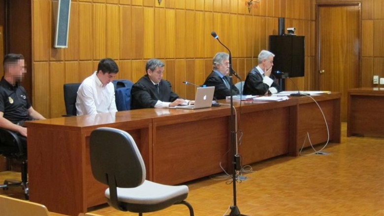 El acusado de matar a su ex pareja en Canteras (Cartagena), con cabeza baja y ojos cerrados mientras se leían conclusiones del Fiscal y abogado de la acusación | EUROPA PRES ep el acusado de matar a su ex pareja en canteras cartagena con cabeza baja y ojos cerrados mientras