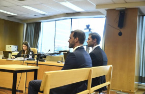 ep el exfutbolista y entrenador xabi alonso d se sienta junto al asesor fiscal izan zaldua azkuenaga