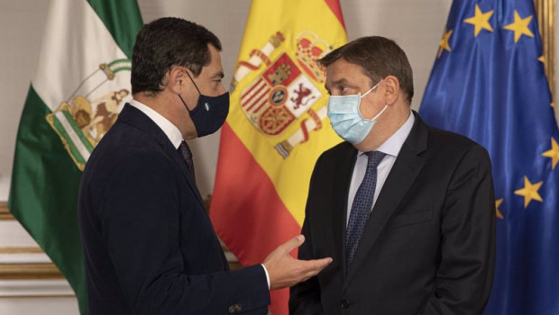 ep el presidente de la junta de andalucia juanma moreno y el ministro de agricultura pesca y