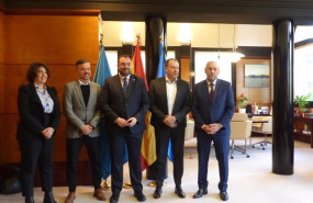 ep el presidente del principado adrian barbon en el centro con representantes de royal a ware ep el presidente del principado adrian barbon en el centro con representantes de royal a ware