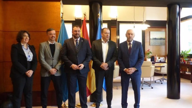 ep el presidente del principado adrian barbon en el centro con representantes de royal a ware