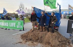 ep extinction rebellion protesta con estiercol frente al recinto de ifema donde se celebra la cumbre
