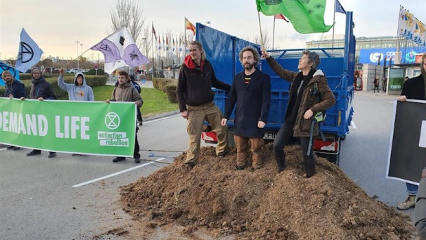 ep extinction rebellion protesta con estiercol frente al recinto de ifema donde se celebra la cumbre
