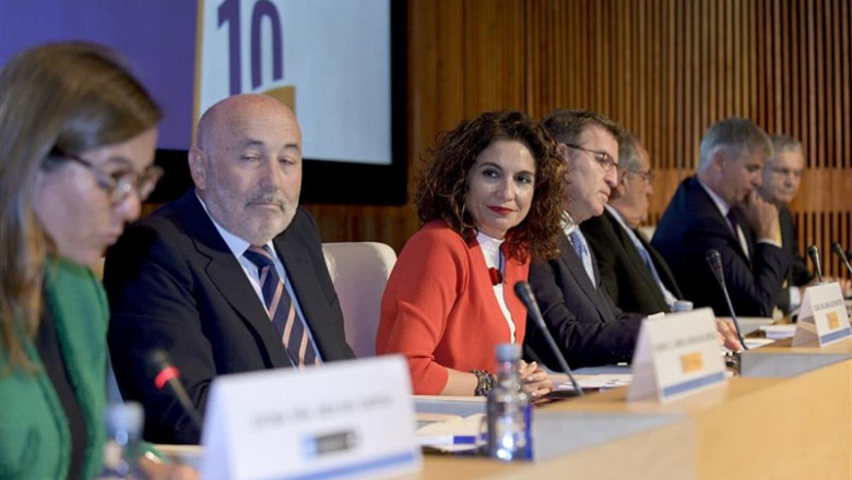 (I-D) La alcaldesa de A Coruña, Inés Rey; el delegado del Gobierno en Galicia, Javier Losada; la ministra de Hacienda en funciones, María Jesús Montero; el presidente de la Xunta de Galicia, Alberto Núñez Feijóo; el presidente del Foro Económico de Galici | M. Dylan - Europa Press ep i-d la alcaldesaa coruna ines rey delegadogobiernogalicia javier losada la ministrahaciendafunciones maria jesus montero presidentela xuntagalicia alberto nunez feijoo presidenteforo economicogalici