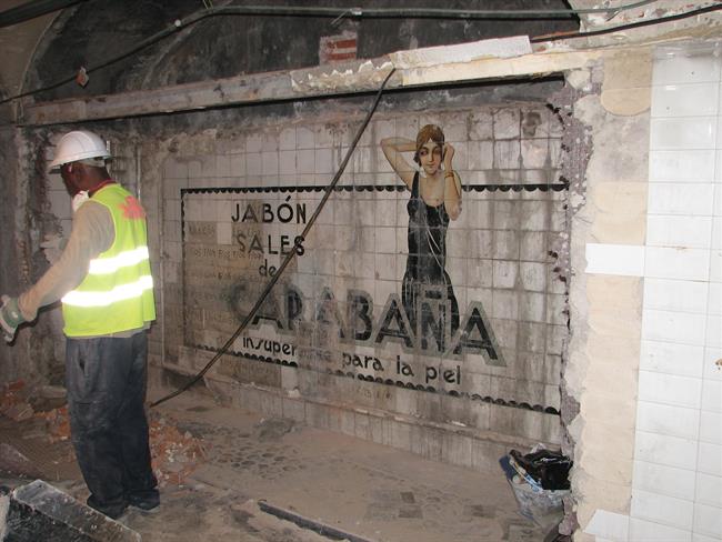 Imagen del anuncio descubierto durante las obras en la estación de Sevilla | CEDIDA ep imagenanuncio descubierto duranteobrasla estacionsevilla