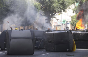 ep imagenes de la huelga del metal con barricadas con contenedores en cadiz