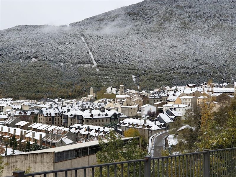 https://img3.s3wfg.com/web/img/images_uploaded/f/8/ep_invierno_nieve_pueblo_interior_rural.jpg