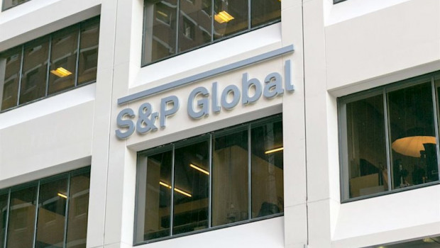 ep la agencia de calificacion crediticia sp global ha rebajado de estable a negativa la perspectiva