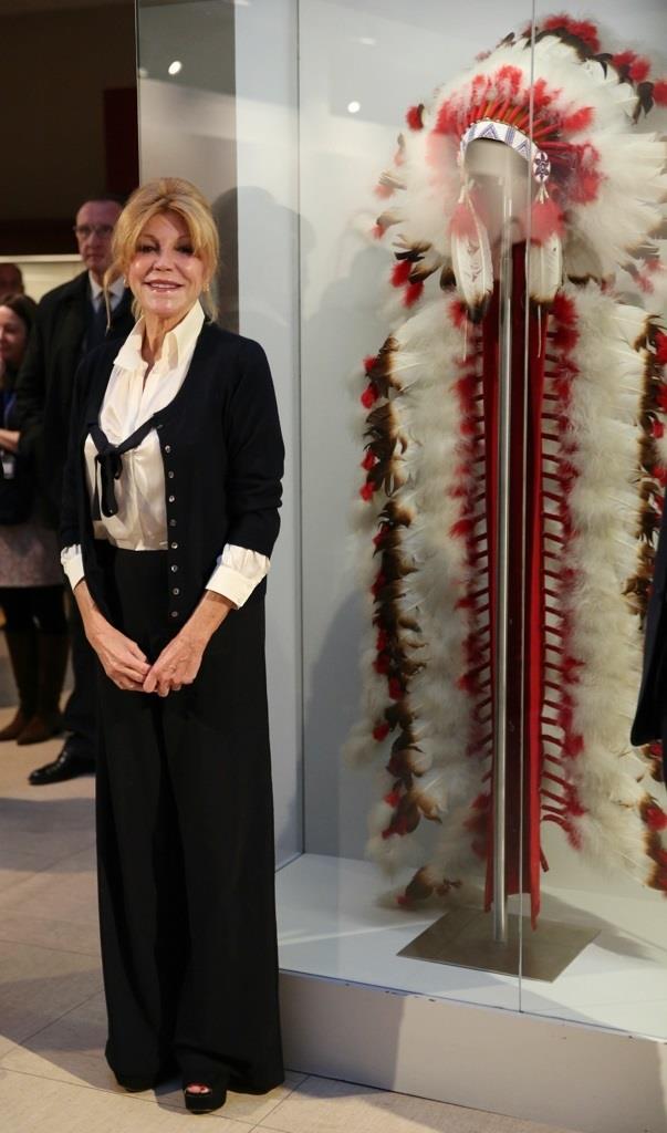 La baronesa Carmen Thyssen dona un tocado de plumas de las culturas nativas | EUROPA PRESS ep la baronesa carmen thyssen dona un tocadoplumaslas culturas nativas 20171205164002
