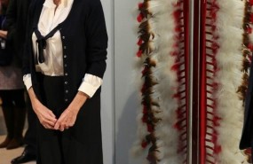 ep la baronesa carmen thyssen dona un tocadoplumaslas culturas nativas 20171205164002