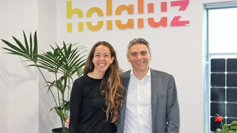La cofundadora y presidenta ejecutiva de Holaluz, Carlota Pi, y el director general de Falck Renewables, Toni Volpe, este lunes | HOLALUZ ep la cofundadora y presidenta ejecutiva de holaluz carlota pi y el director general de falck