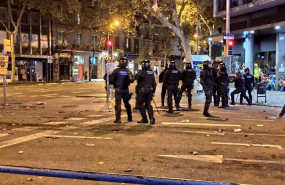 ep la policia dispersa en barcelona el cruce de la plaza urquinaona y la calle pau claris tirando