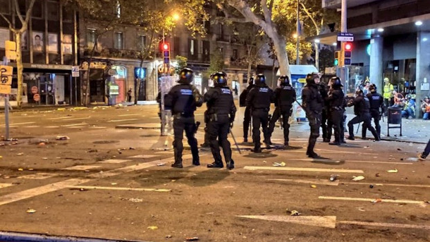 ep la policia dispersa en barcelona el cruce de la plaza urquinaona y la calle pau claris tirando