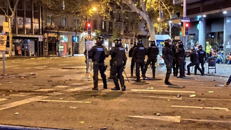 ep la policia dispersa en barcelona el cruce de la plaza urquinaona y la calle pau claris tirando