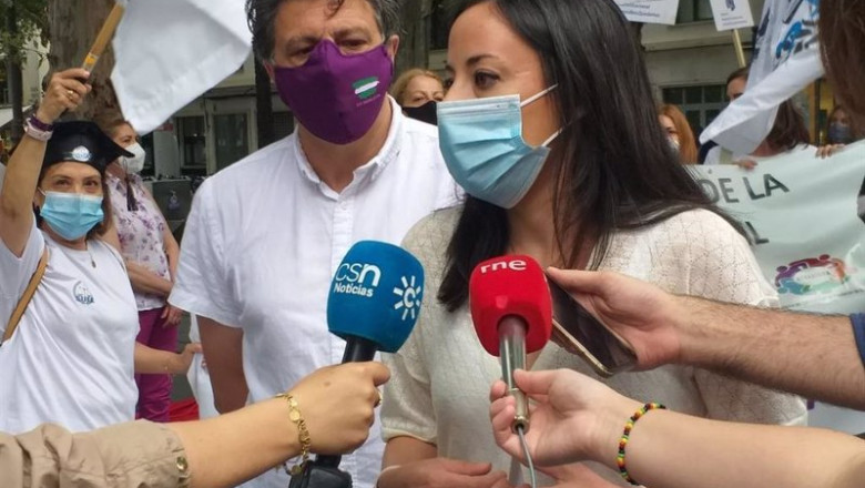 La secretaria Política de Podemos Andalucía, Isabel Franco, atiende a los medios en una concentración para pedir estabilidad en el empleo público. | PODEMOS ANDALUCÍA ep la secretaria politica de podemos andalucia isabel franco atiende a los medios en una