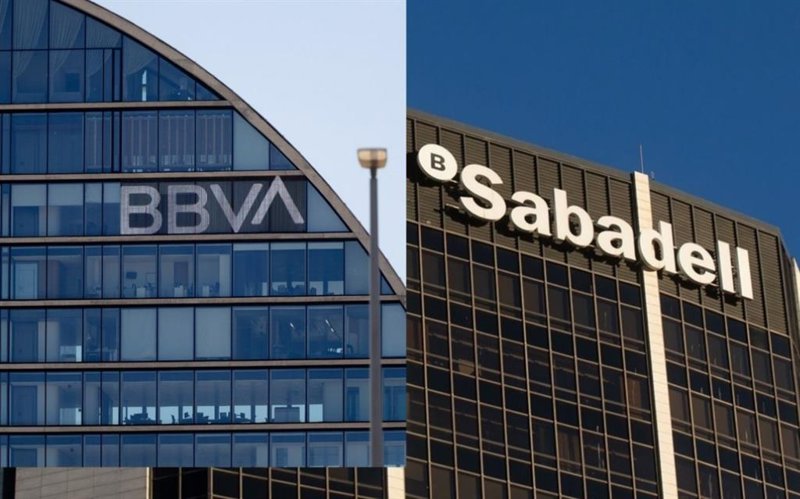Los minoristas de Sabadell se concentran en la sede del banco para rechazar la opa
