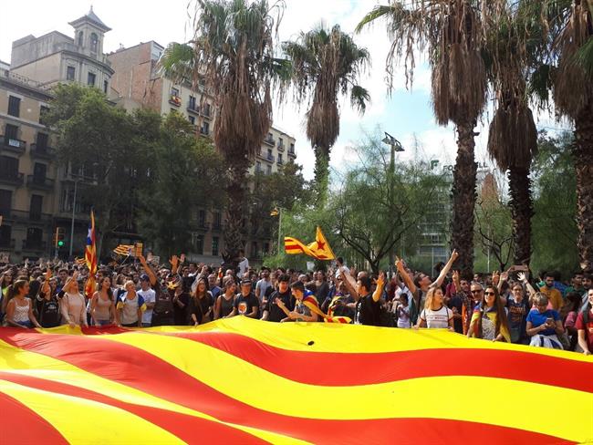 Manifestación multitudinaria en plaza Universitat contra la violencia 1-O | EUROPA PRESS ep manifestacion multitudinariaplaza universitatla violencia 1-o