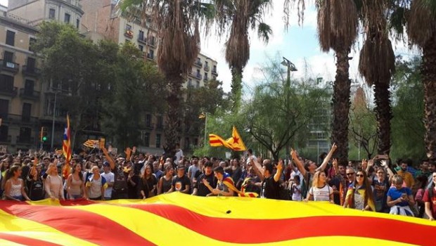 ep manifestacion multitudinariaplaza universitatla violencia 1-o