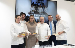 ep marta barrachina y el diputado de turismo andres martinez junto a chefs estrella michelin