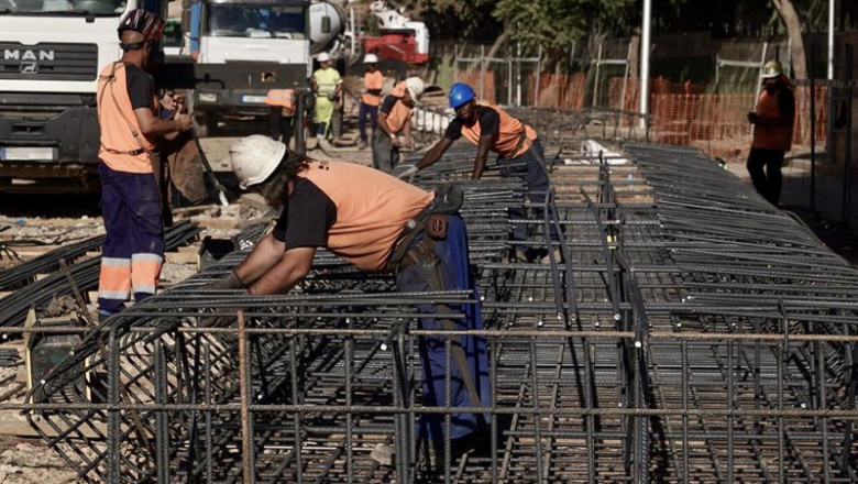 Operarios de la construcción trabajando en las obras del metro de Málaga | Álex Zea - Europa Press ep operarios de la construccion trabajando en las obras del metro de malaga