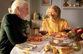 ep pareja comiendo en casa por san valentin tras pedir delivery