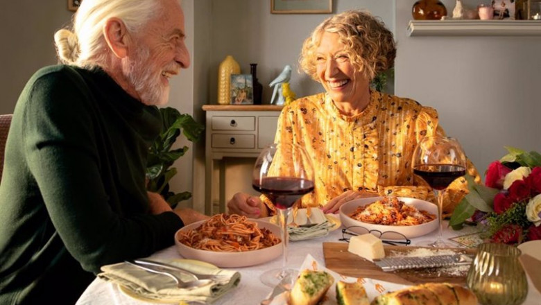 ep pareja comiendo en casa por san valentin tras pedir delivery