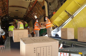ep personal del ejercito del aire participa en la descarga de 16 toneladas de materia sanitario