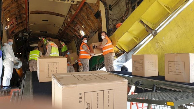 ep personal del ejercito del aire participa en la descarga de 16 toneladas de materia sanitario