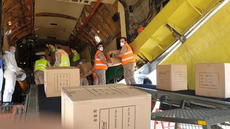ep personal del ejercito del aire participa en la descarga de 16 toneladas de materia sanitario