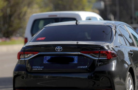 ep un coche vtc circula por una calle en madrid