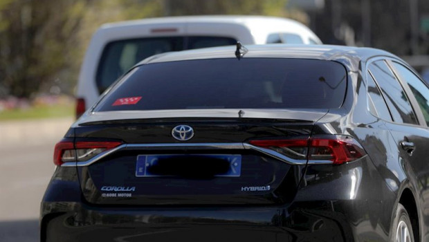 ep un coche vtc circula por una calle en madrid