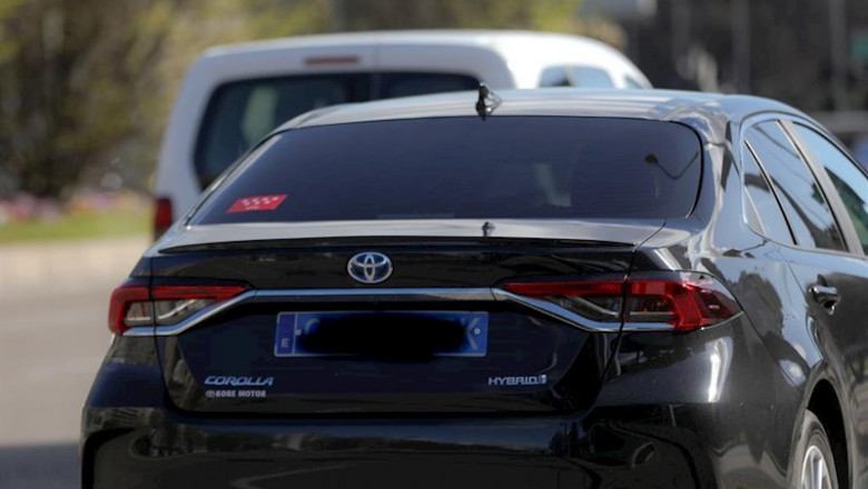 ep un coche vtc circula por una calle en madrid