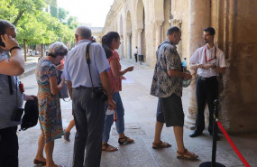 ep un grupoturistas accedeinteriorla mezquita-catedralcordoba