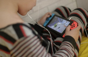 ep un nino de 8 anos juega y habla con sus amigos a traves de una videoconsola a 12 de abril de 2020