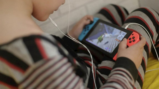 ep un nino de 8 anos juega y habla con sus amigos a traves de una videoconsola a 12 de abril de 2020