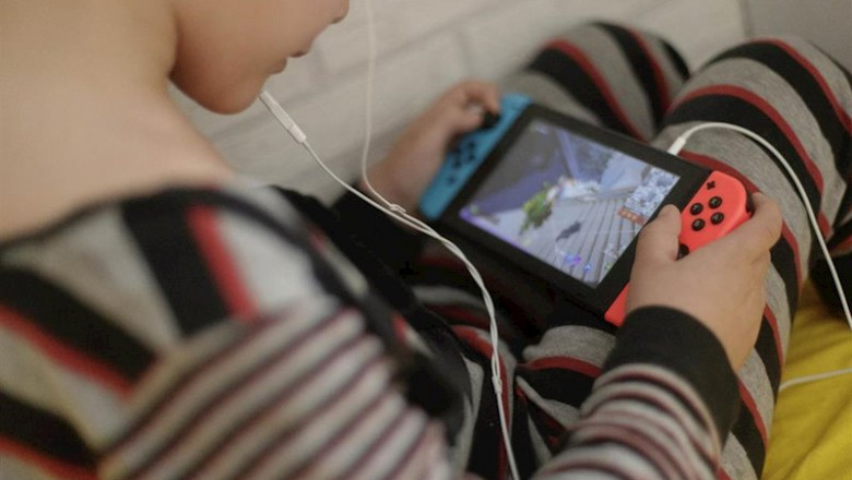 ep un nino de 8 anos juega y habla con sus amigos a traves de una videoconsola a 12 de abril de 2020 ep un nino de 8 anos juega y habla con sus amigos a traves de una videoconsola a 12 de abril de 2020