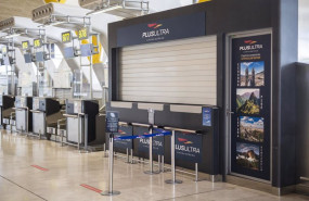 ep un stand de la aerolinea plus ultra en el aeropuerto de madrid   barajas adolfo suarez a 21 de