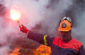 ep un trabajador de alcoa san cibrao enciende una bengala durante una manifestacion en la que han