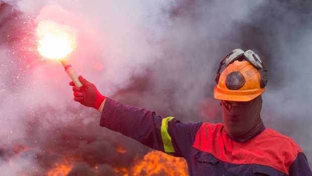 ep un trabajador de alcoa san cibrao enciende una bengala durante una manifestacion en la que han