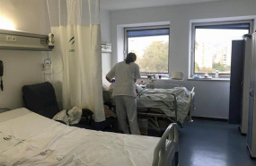 ep una enfermera atiende a una paciente en una habitacion